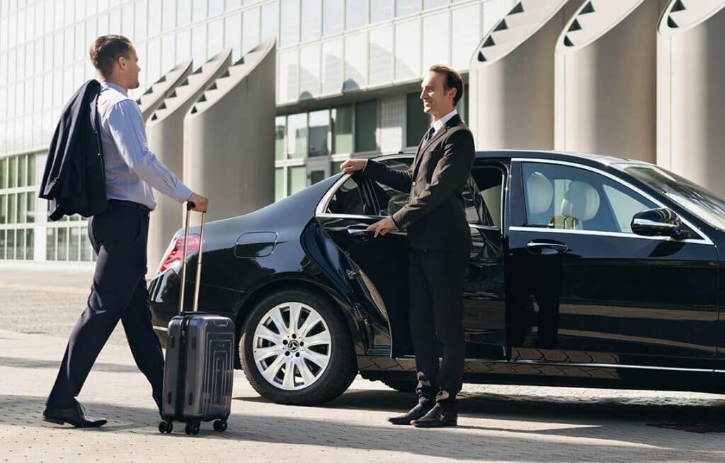 Top Benefits of Choosing a Car Rental with Driver for Delhi Sightseeing